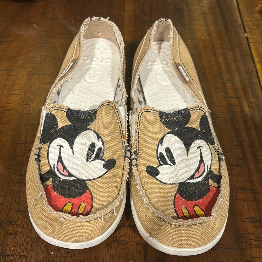 New without tags Crocs. Mickey Canvas. Women’s size 6.